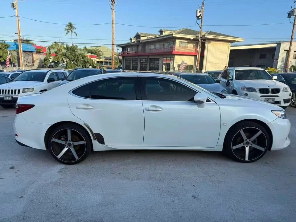 2013 Lexus ES 6th Gen - Image 5 of 10