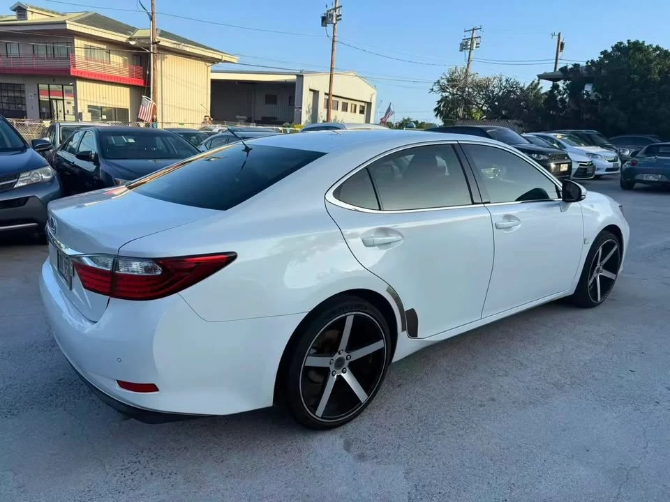 2013 Lexus ES 6th Gen - Image 4 of 10