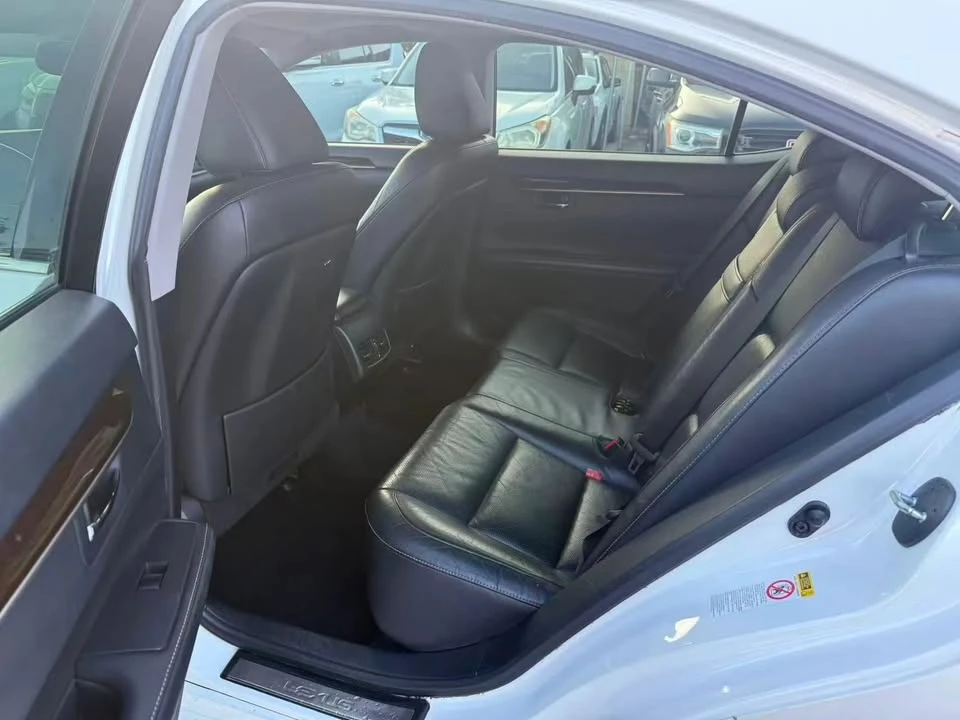 2013 Lexus ES 6th Gen - Image 8 of 10