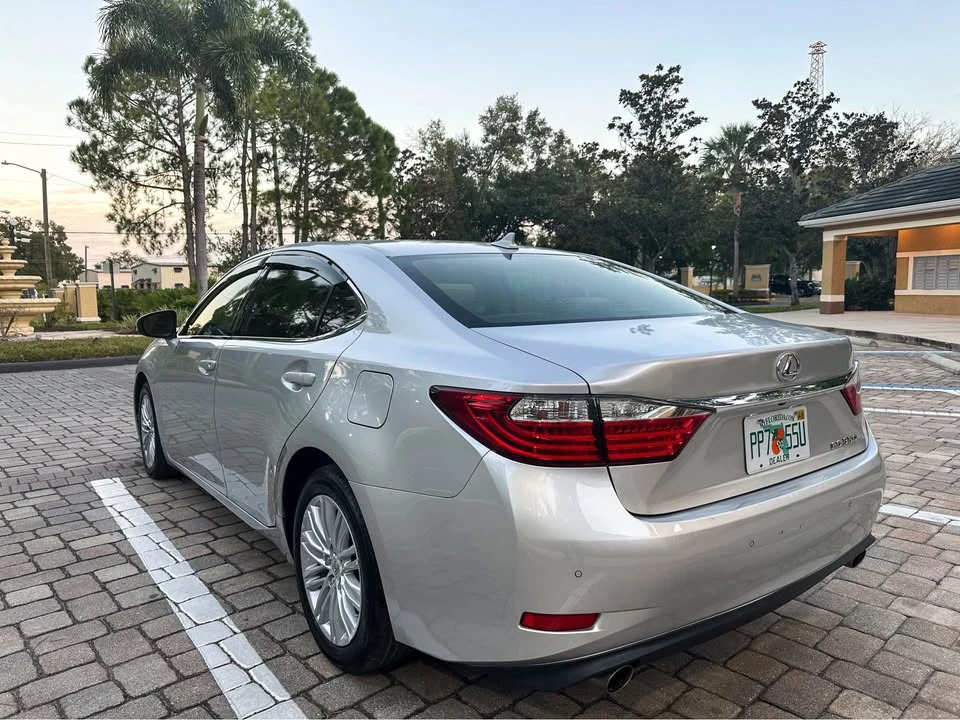 2013 Lexus ES 6th Gen - Image 5 of 10
