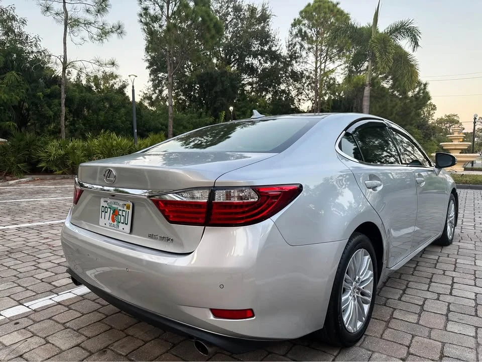2013 Lexus ES 6th Gen - Image 4 of 10