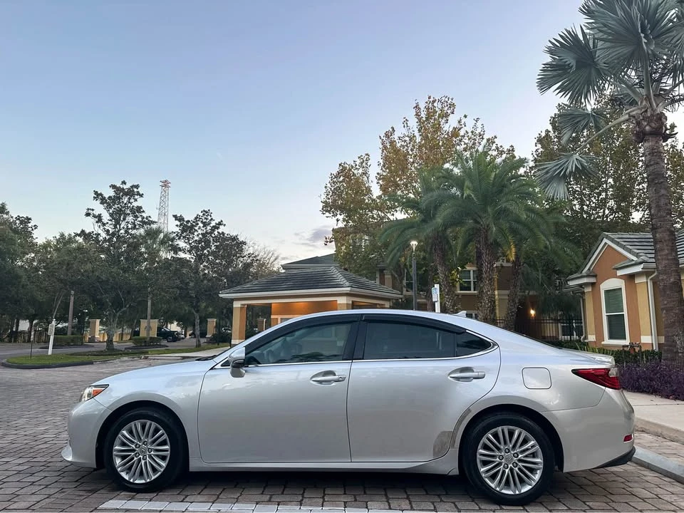 2013 Lexus ES 6th Gen - Image 3 of 10