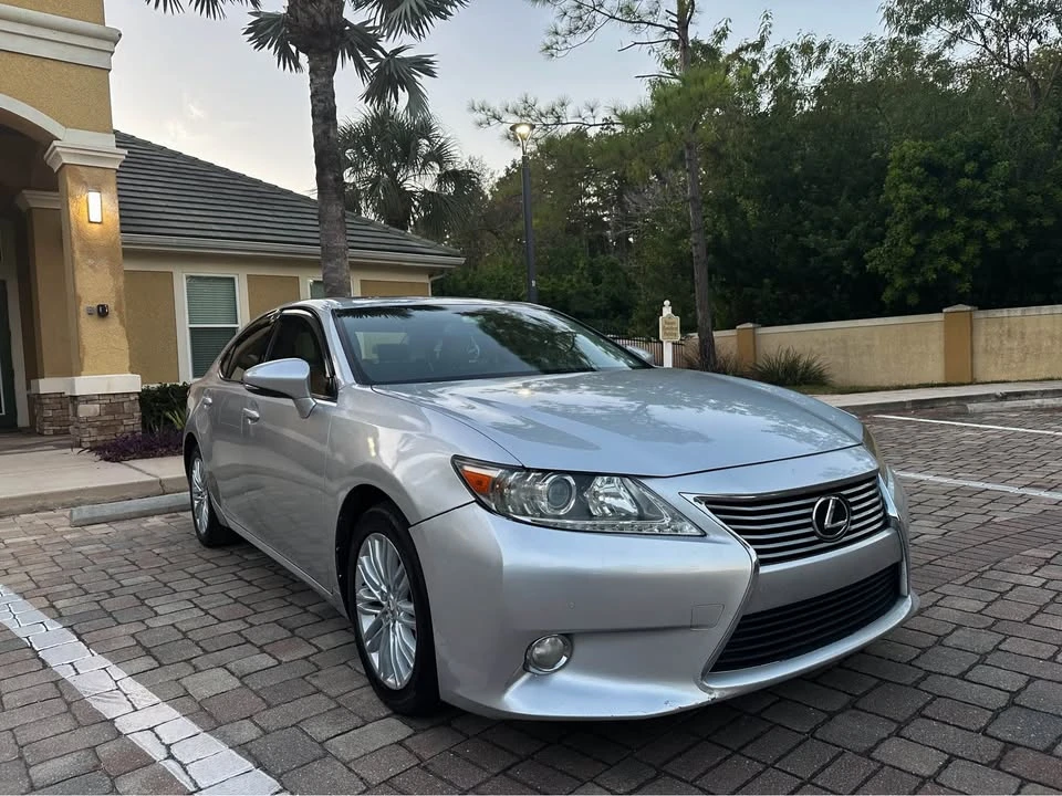 2013 Lexus ES 6th Gen - Image 2 of 10