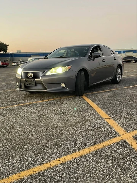 2013 Lexus ES 6th Gen - Image 2 of 8