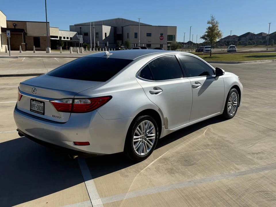 2013 Lexus ES 6th Gen - Image 7 of 9