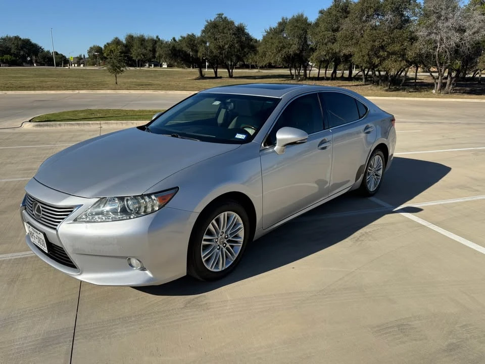 2013 Lexus ES 6th Gen - Image 5 of 9