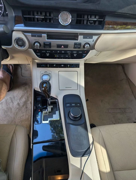 2013 Lexus ES 6th Gen - Image 9 of 20
