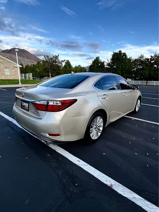2013 Lexus ES 6th Gen - Image 5 of 16