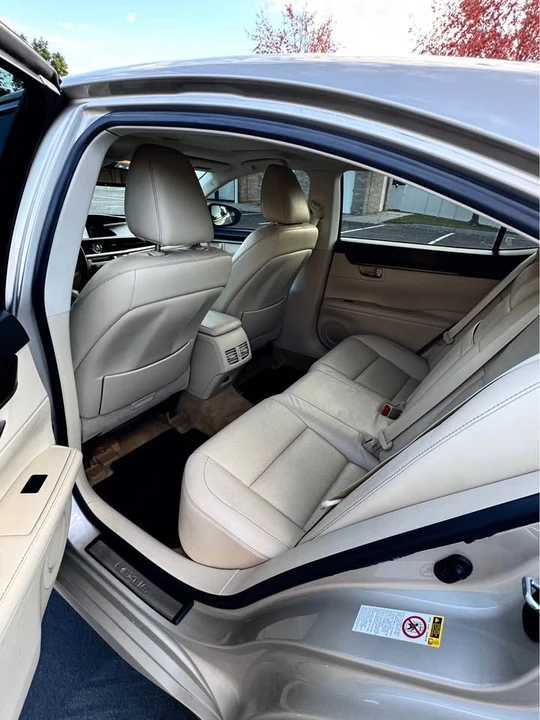 2013 Lexus ES 6th Gen - Image 11 of 16