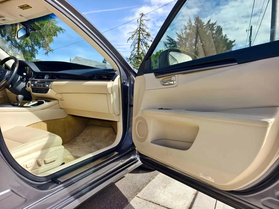 2013 Lexus ES 6th Gen - Image 14 of 20