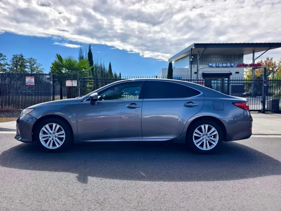 2013 Lexus ES 6th Gen - Image 2 of 20