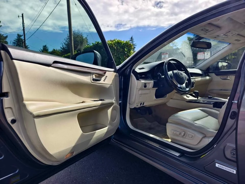 2013 Lexus ES 6th Gen - Image 10 of 20