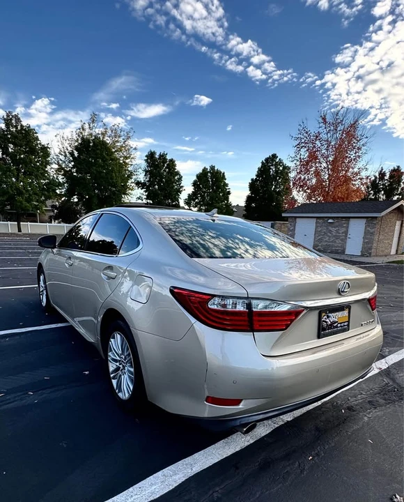 2013 Lexus ES 6th Gen - Image 7 of 16
