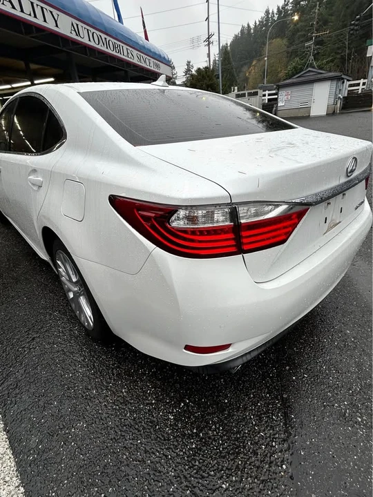 2013 Lexus ES 6th Gen - Image 2 of 3
