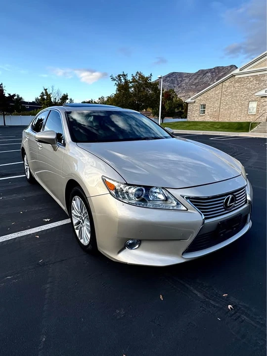 2013 Lexus ES 6th Gen - Image 3 of 16