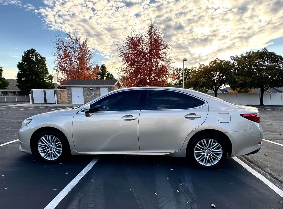 2013 Lexus ES 6th Gen - Image 8 of 16
