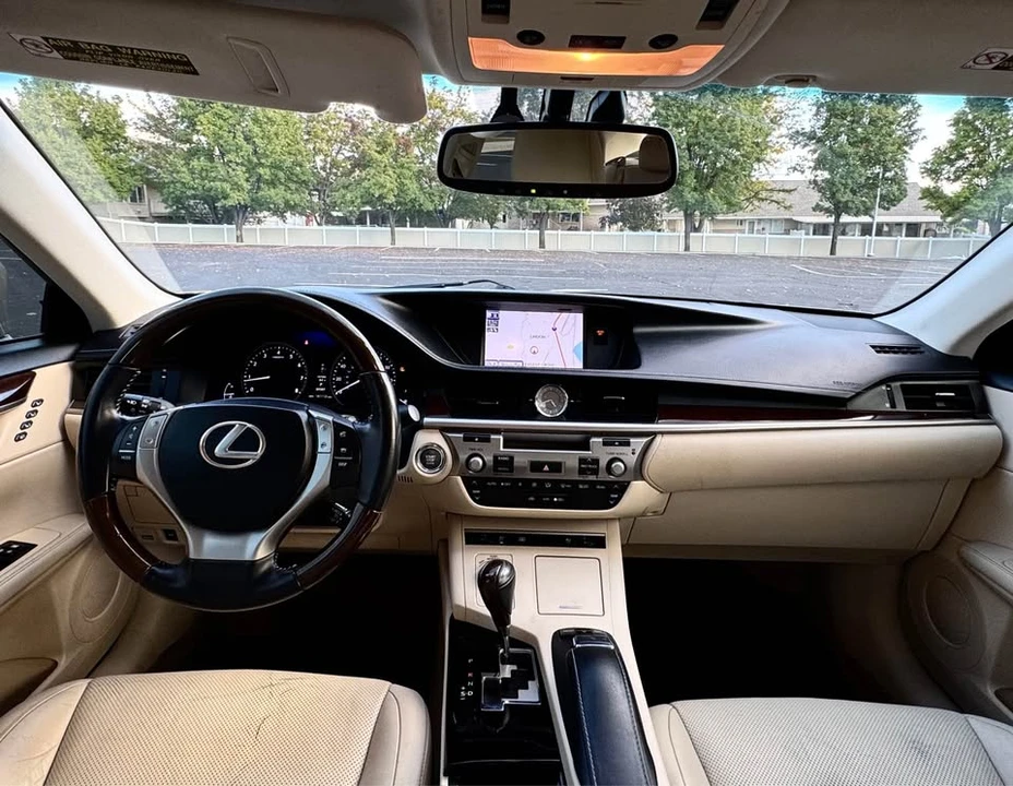 2013 Lexus ES 6th Gen - Image 9 of 16