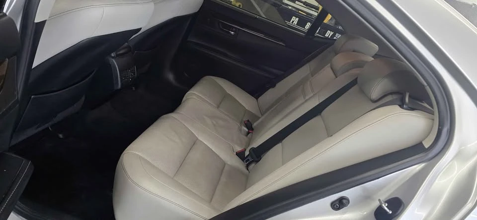 2013 Lexus ES 6th Gen - Image 12 of 17