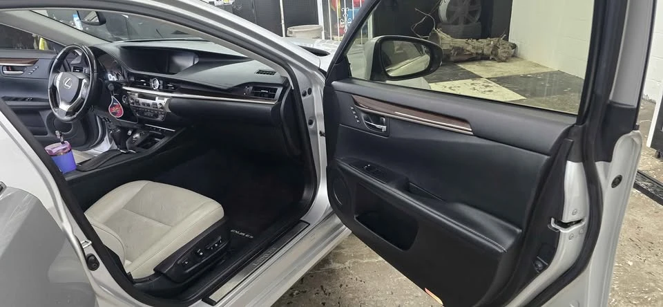 2013 Lexus ES 6th Gen - Image 16 of 17
