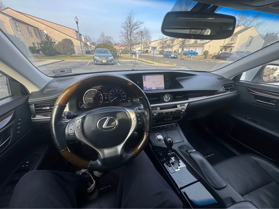 2013 Lexus ES 6th Gen - Image 5 of 11