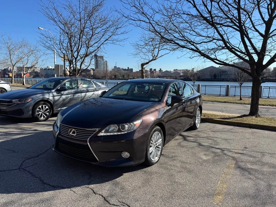 2013 Lexus ES 6th Gen - Image 3 of 8