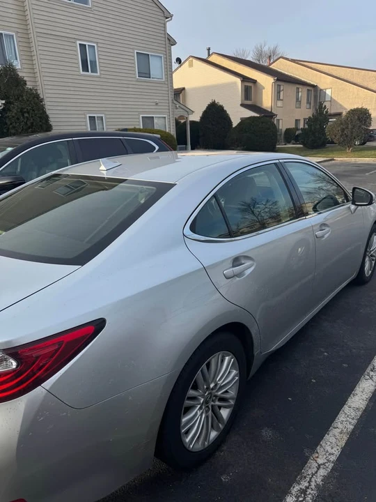 2013 Lexus ES 6th Gen - Image 3 of 11