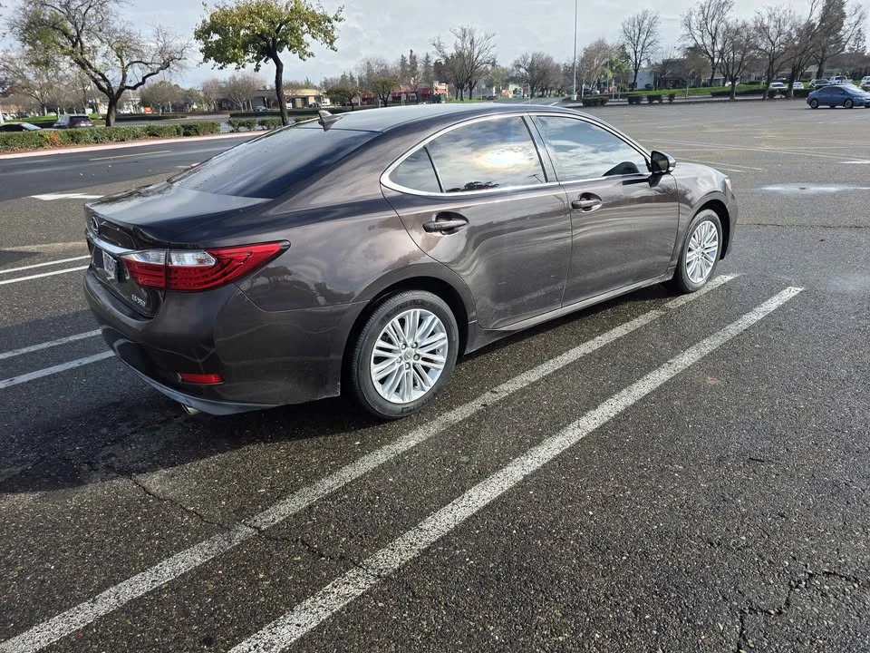 2013 Lexus ES 6th Gen - Image 3 of 7