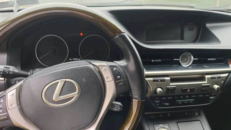 2013 Lexus ES 6th Gen - Image 3 of 6