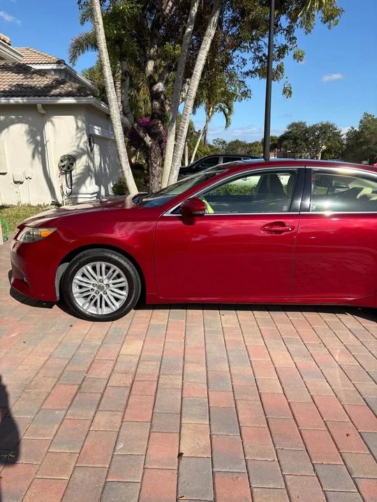 2013 Lexus ES 6th Gen - Image 2 of 18
