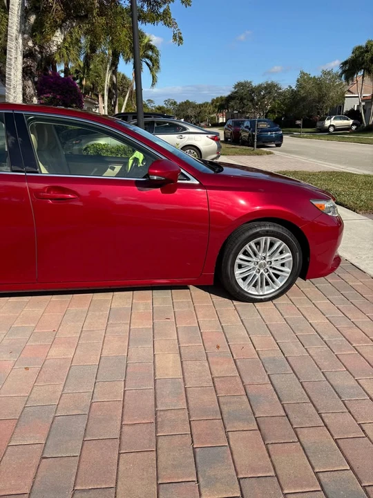 2013 Lexus ES 6th Gen - Image 11 of 18