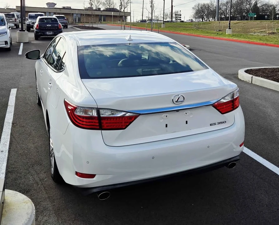 2013 Lexus ES 6th Gen - Image 4 of 8