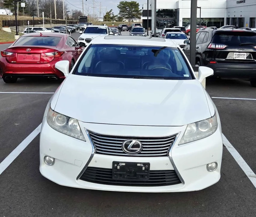 2013 Lexus ES 6th Gen - Image 2 of 8