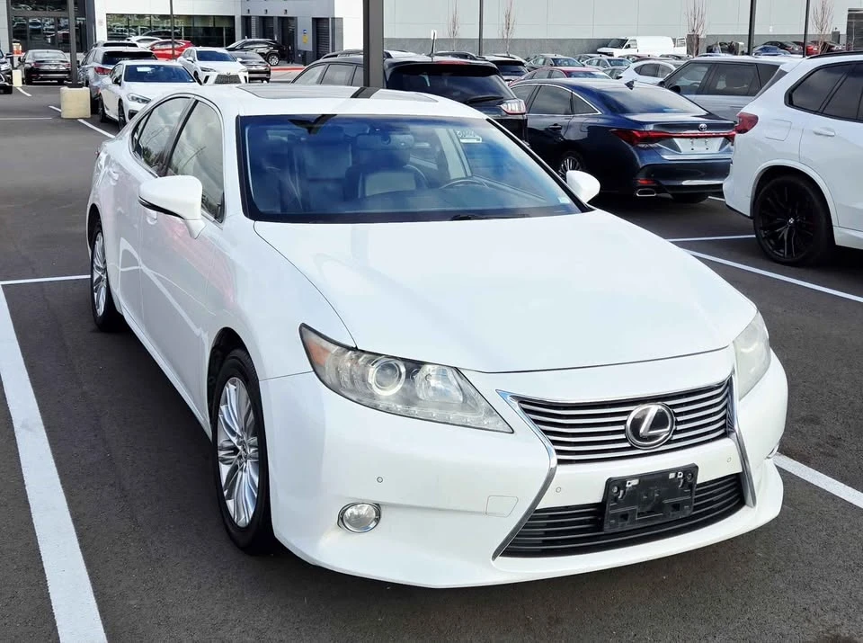 2013 Lexus ES 6th Gen - Image 3 of 8