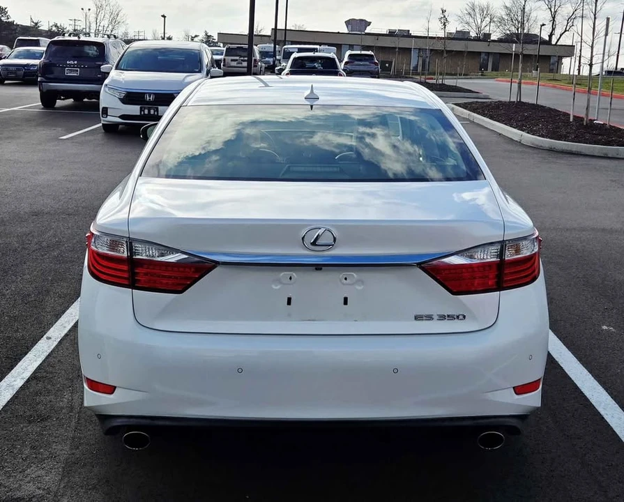 2013 Lexus ES 6th Gen - Image 5 of 8