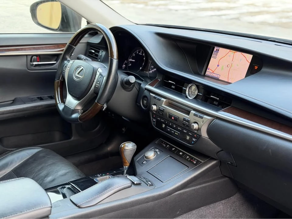 2013 Lexus ES 6th Gen - Image 9 of 16