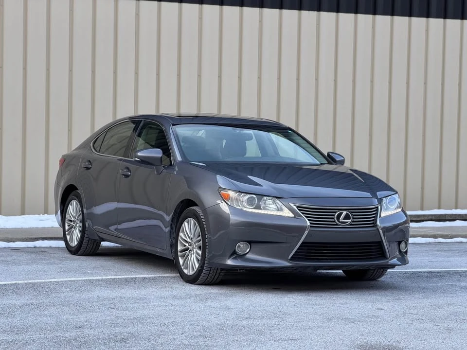 2013 Lexus ES 6th Gen - Image 2 of 16