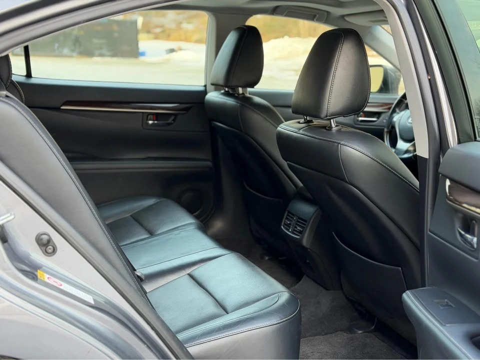 2013 Lexus ES 6th Gen - Image 11 of 16