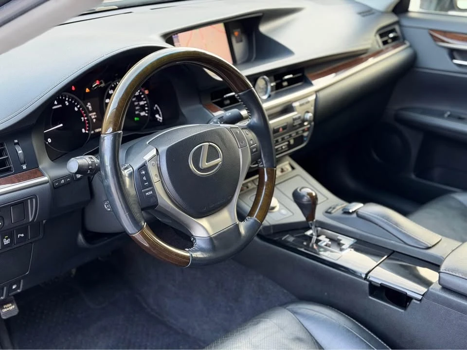 2013 Lexus ES 6th Gen - Image 8 of 16