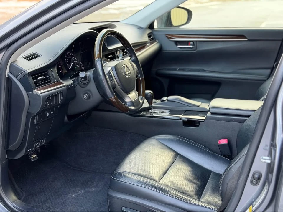 2013 Lexus ES 6th Gen - Image 12 of 16