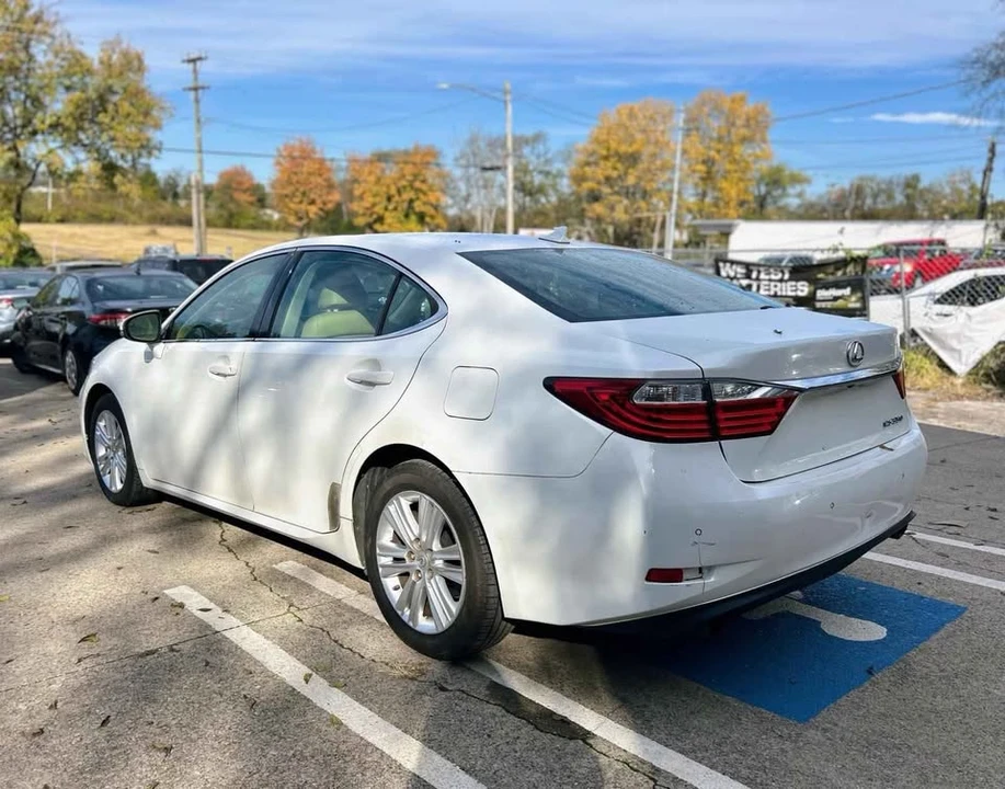 2013 Lexus ES 6th Gen - Image 6 of 16