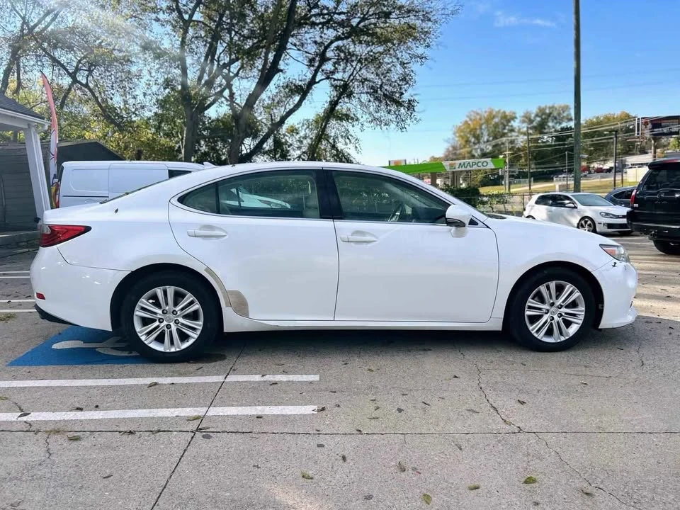 2013 Lexus ES 6th Gen - Image 9 of 16