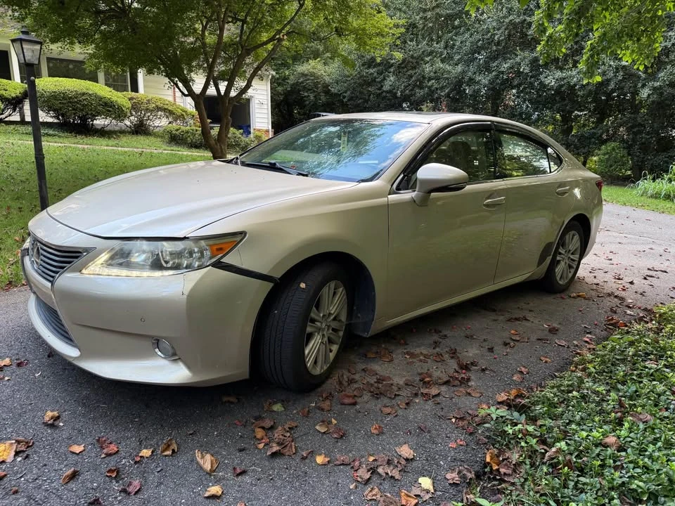 2013 Lexus ES 6th Gen - Image 2 of 9