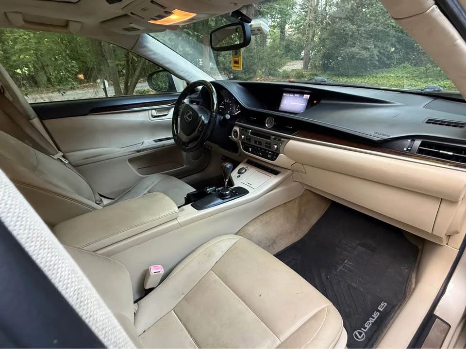 2013 Lexus ES 6th Gen - Image 5 of 9