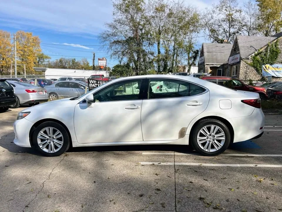 2013 Lexus ES 6th Gen - Image 8 of 16