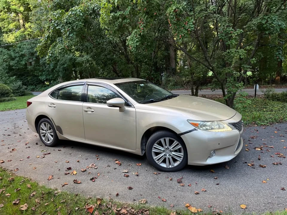2013 Lexus ES 6th Gen - Image 4 of 9