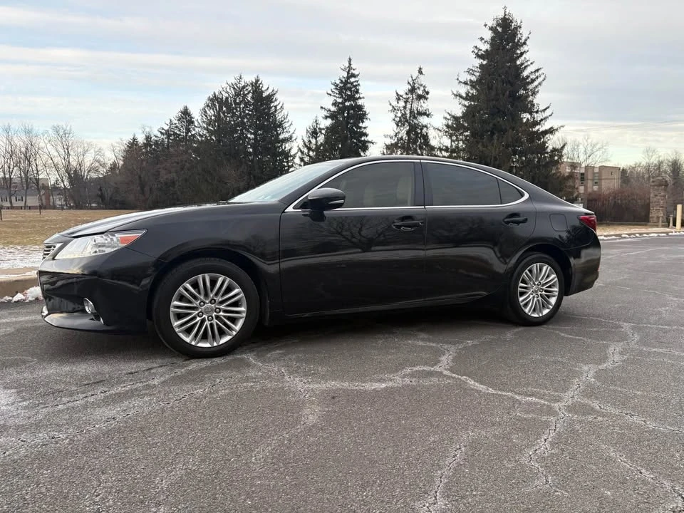 2013 Lexus ES 6th Gen - Image 3 of 11