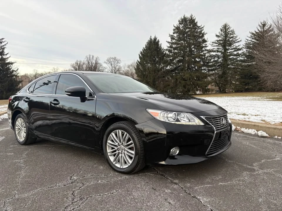 2013 Lexus ES 6th Gen - Image 2 of 11
