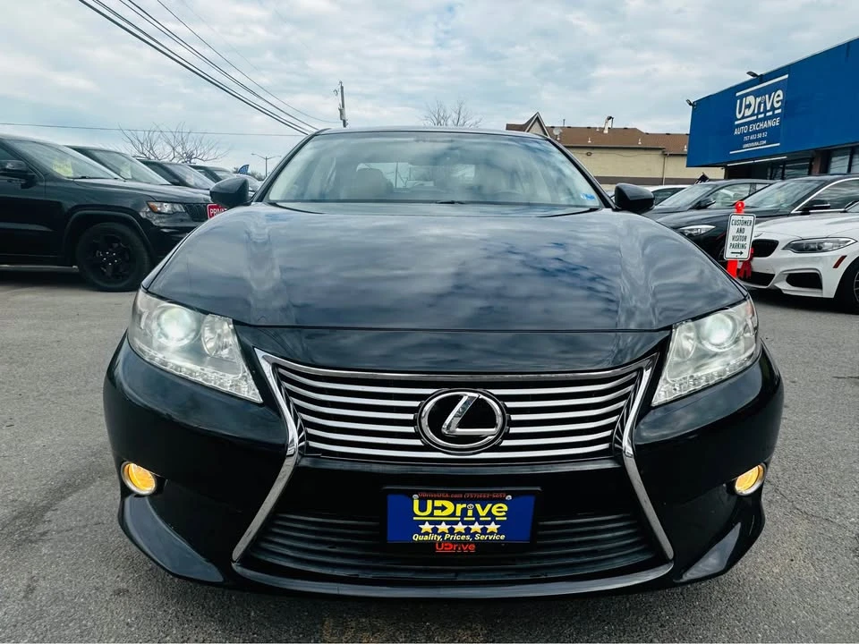 2013 Lexus ES 6th Gen - Image 2 of 20