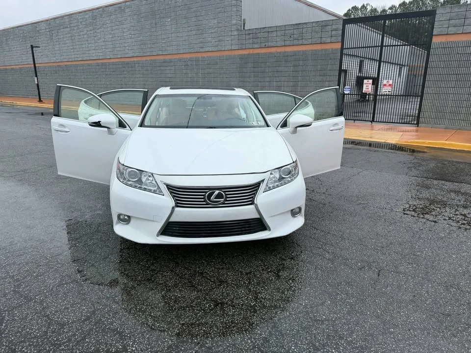 2013 Lexus ES 6th Gen - Image 3 of 10
