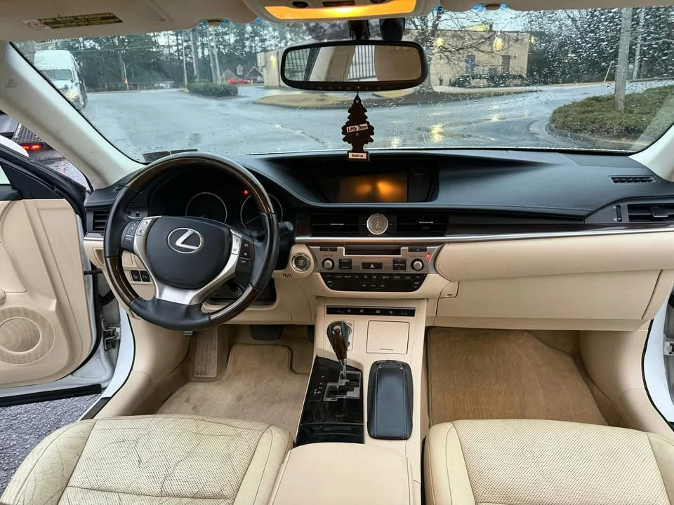 2013 Lexus ES 6th Gen - Image 5 of 10